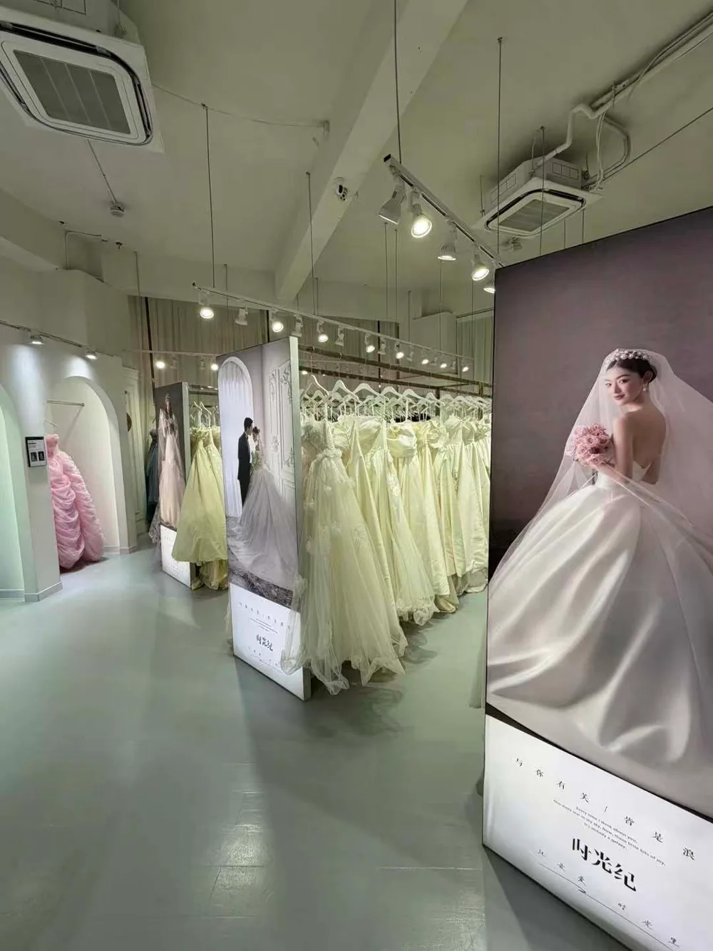 大连时光纪旅拍门店礼服区域
